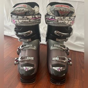 Nordica Hot Rod 8.0 Women’s ski boots, Size 25.5